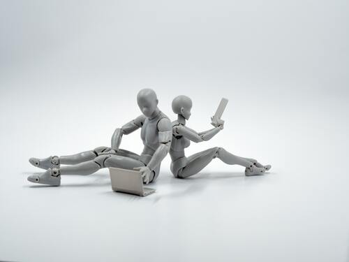 Deux robots avec des écrans