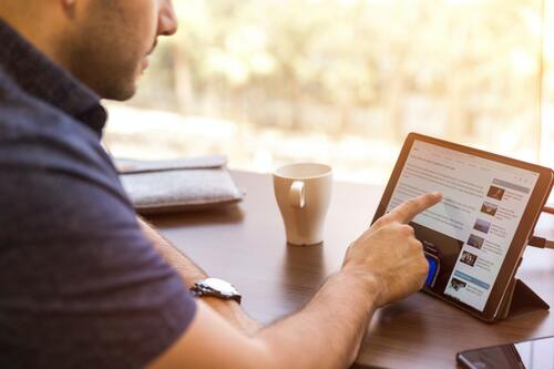 Homme Tablette Doigt