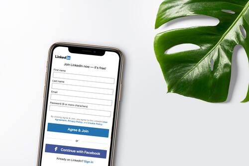 /uploads/iphone-linkedin-feuille.jpg