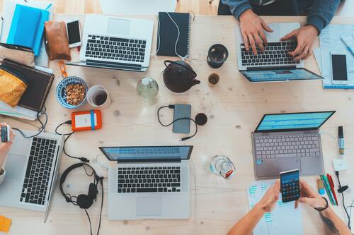 Plusieurs ordinateurs sur une table