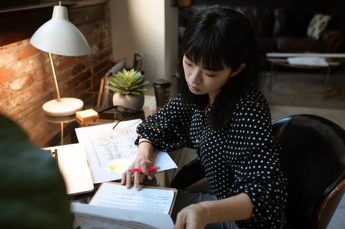 Femme stylo bureau feuilles