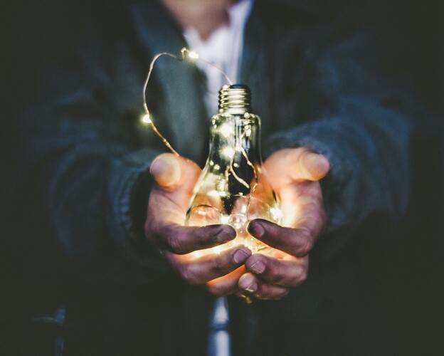 Ampoule tenue dans les mains