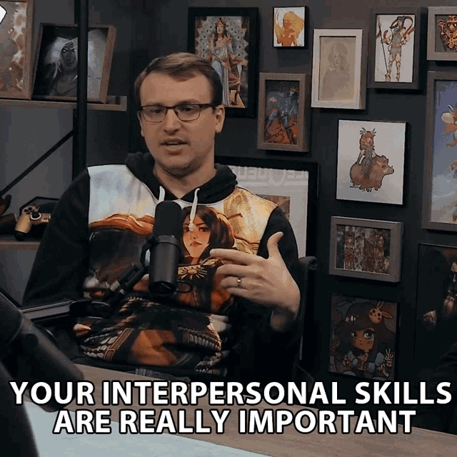 Gif d&rsquo;une personne parlant à un micro sur ses soft skills